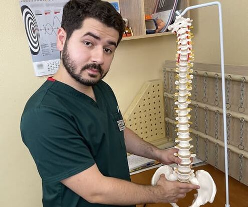 Bei Schmerzen im unteren Rücken sollten Sie einen Hausarzt oder Neurologen aufsuchen. 