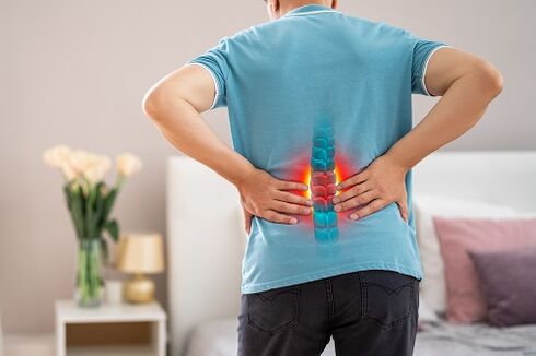 Es gibt viele Gründe, die zu starken Schmerzen im unteren Rückenbereich führen können
