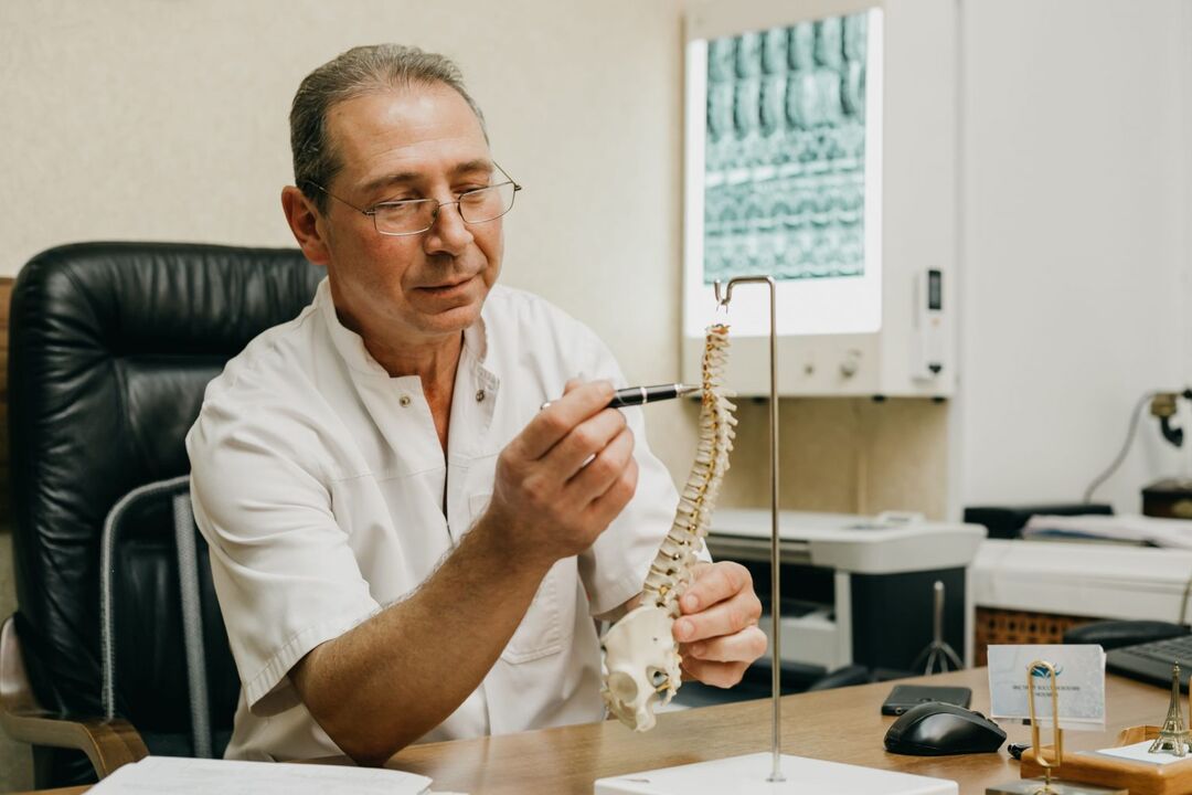 Der Arzt erklärt die Besonderheiten der Behandlung der Osteochondrose der Brustwirbelsäule