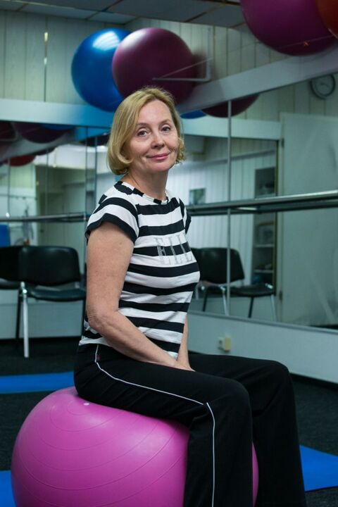 Frau mit thorakaler Osteochondrose nach Bewegungstherapie