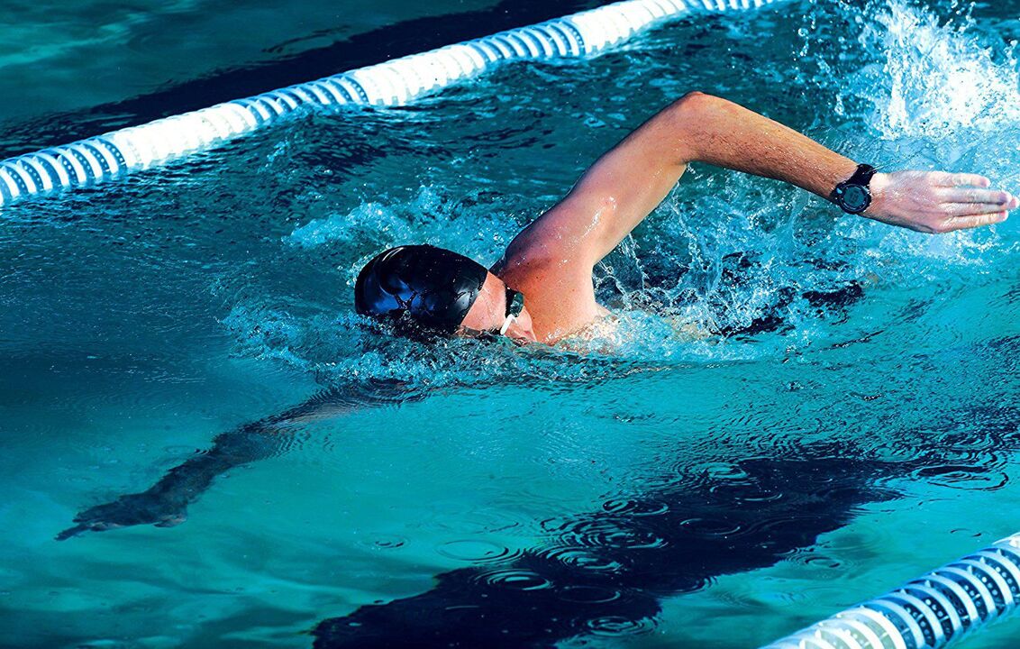 Schwimmen im Pool mit thorakaler Osteochondrose
